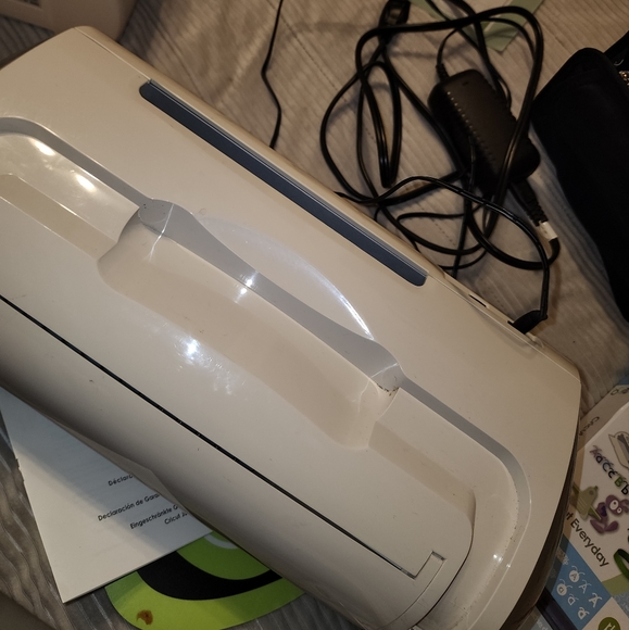 Cricut with cord and cricut jukebox with several cartridges - Picture 2 of 8